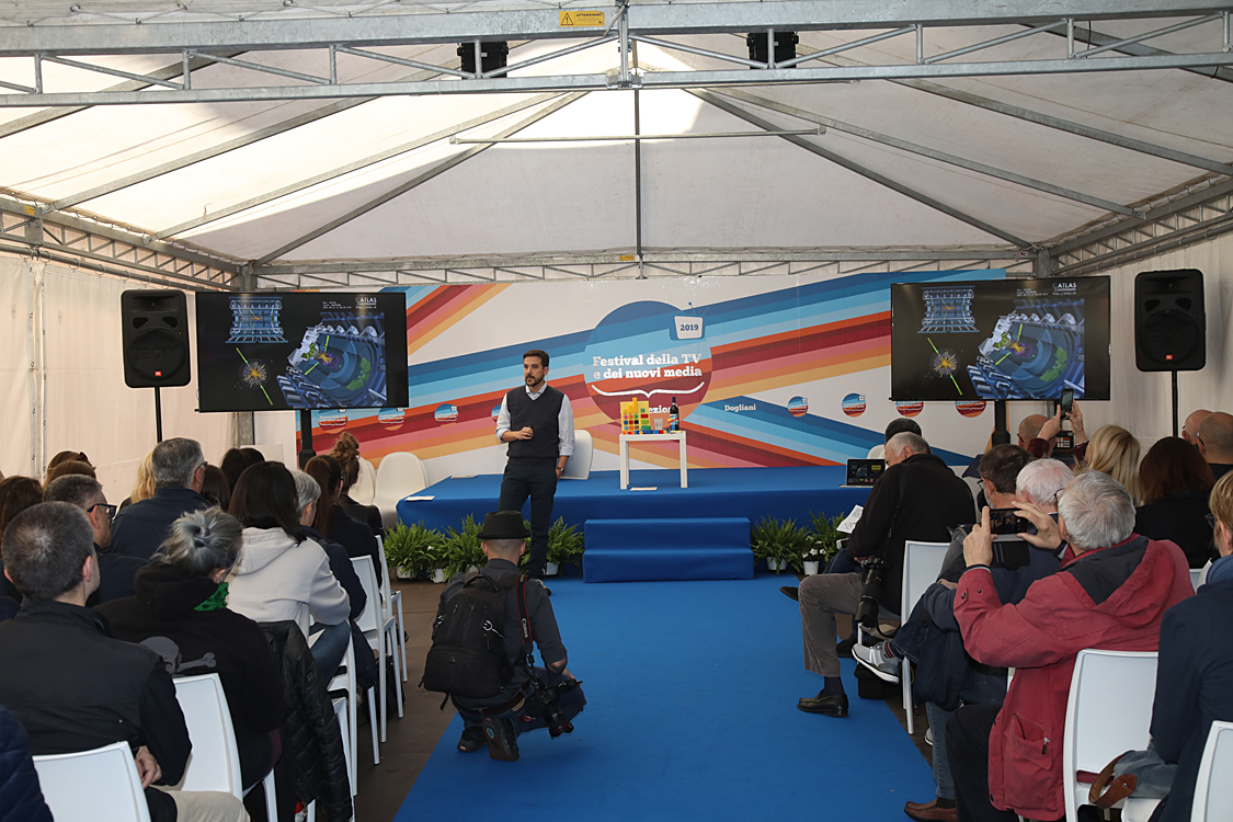 Festival della TV e dei Nuovi Media 2019_125.jpg - La Fisica nel quotidiano - Con Marco Delmastro  fisico delle particelle che lavora all’esperimento ATLAS al CERN di Ginevra,  affronteremo un viaggio attraverso i fondamenti, le motivazioni e la quotidianità della fisica delle particelle,  un viaggio che, grazie alla sua capacità di divulgazione, diventa accessibile a tutti.